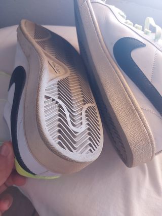 Zapatillas Nike blancas y amarillas