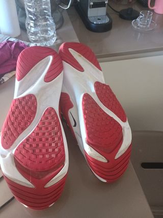 Zapatillas Nike Zoom 2K blancas y rojas