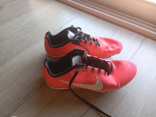 Zapatillas Atletismo Nike rojas.