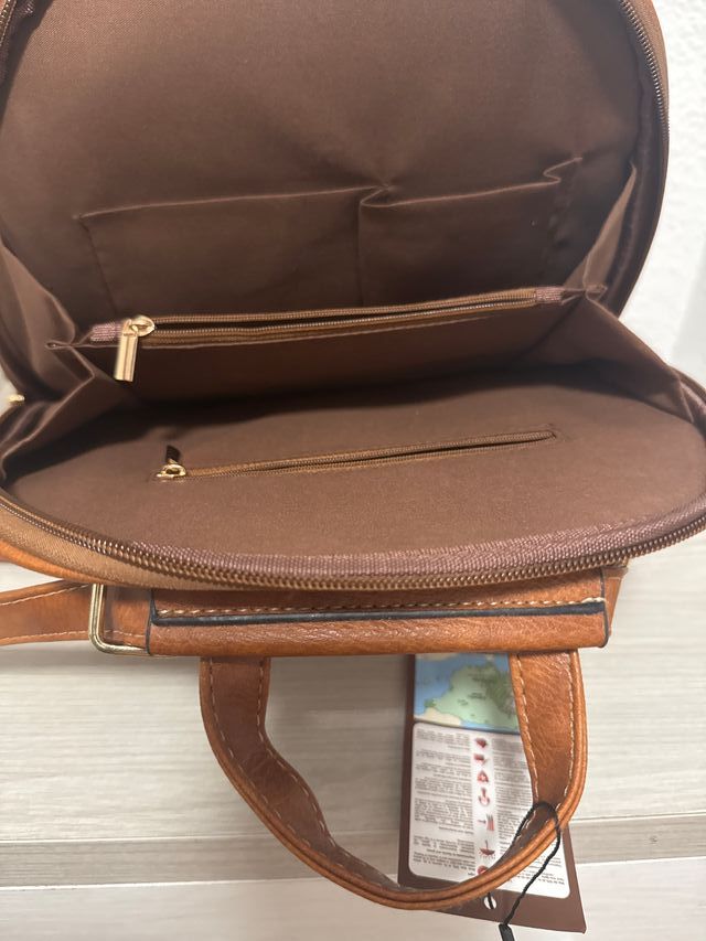 Mochila marrón y multicolor