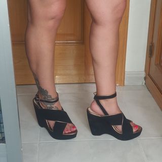 Sandalias plataforma Zara negras detalle en dorad