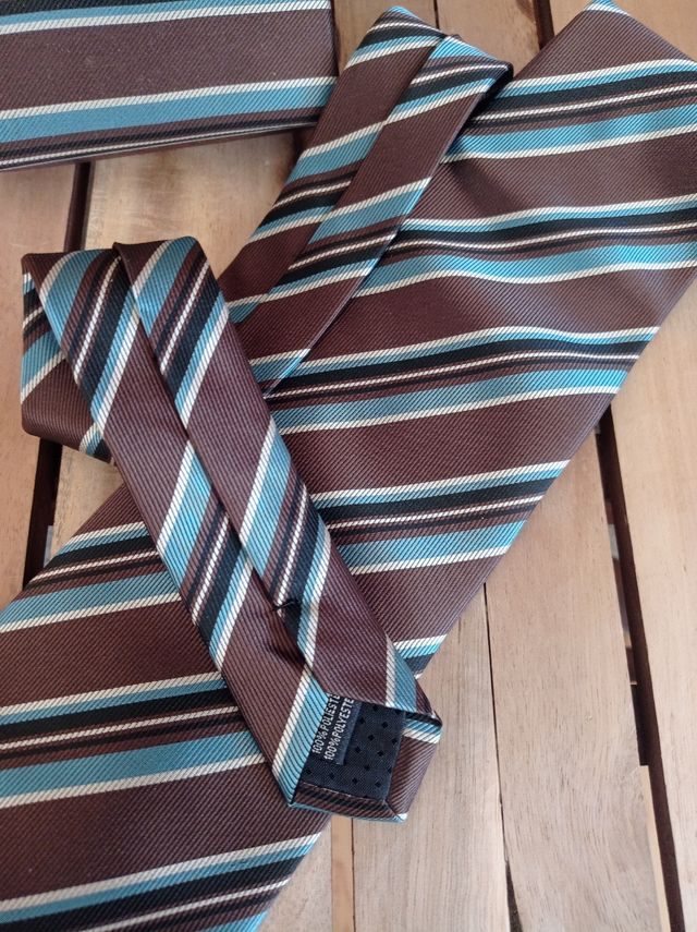 Corbata marrón y azul a rayas