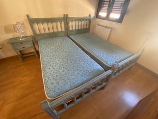 2 camas 90cm + mesita.
Urge venta