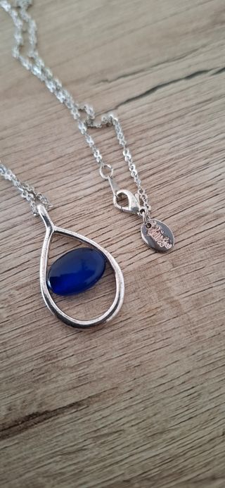 Collar azul y plateado 