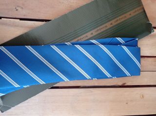 Corbata Olimpo azul y amarillo claro.