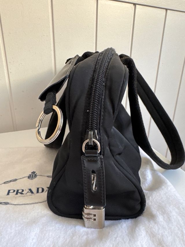 Bolso Prada negro.