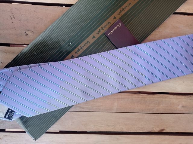 Corbata de seda,con rayas fina azul y plateada.