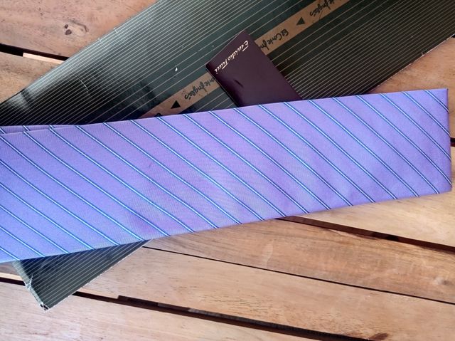 Corbata de seda,con rayas fina azul y plateada.