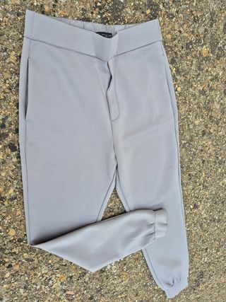 Pantalón gris vestir, con puños en tobillos