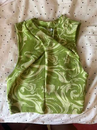 Top Zara verde  talla S . Hay pantalón a juego