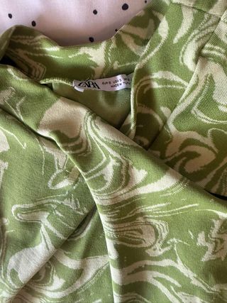 Top Zara verde  talla S . Hay pantalón a juego