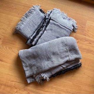 3 colchas grises espiga