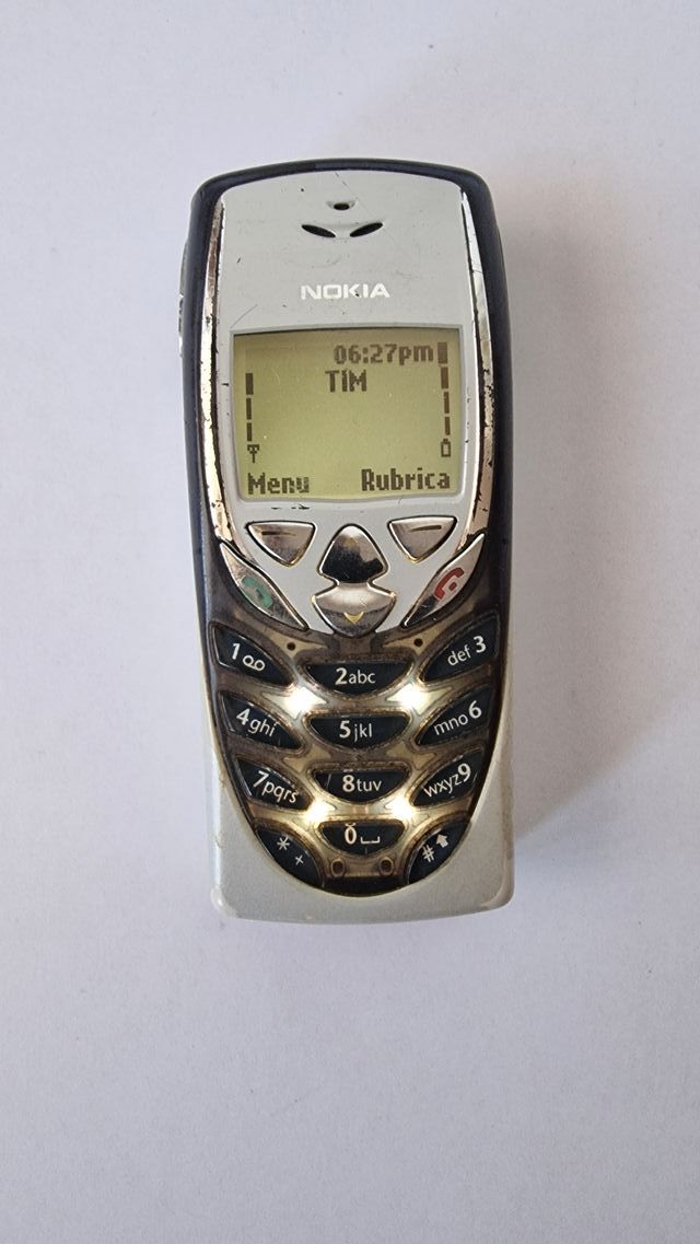 Nokia 8310 cellulare vintage