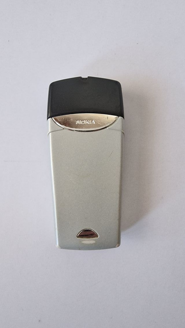 Nokia 8310 cellulare vintage