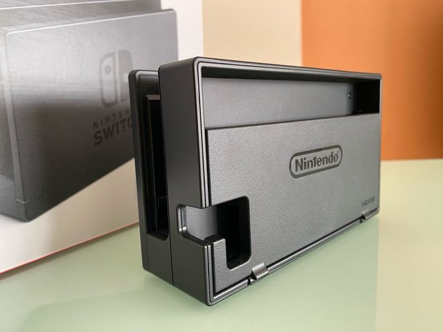 Nintendo Switch Dock - Base en su caja.