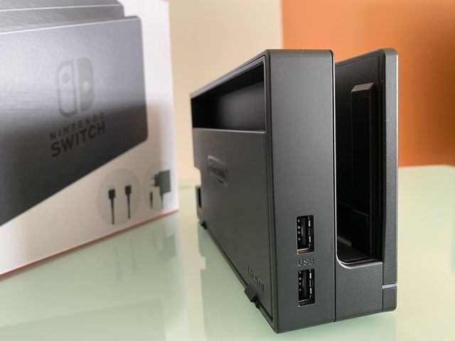 Nintendo Switch Dock - Base en su caja.