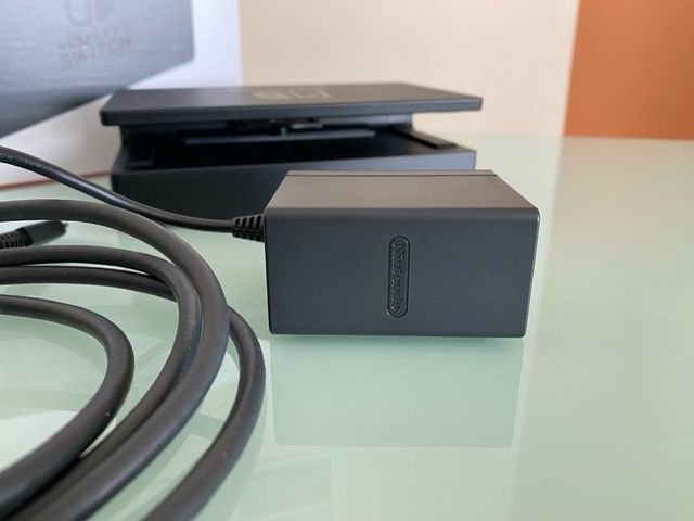Nintendo Switch Dock - Base en su caja.