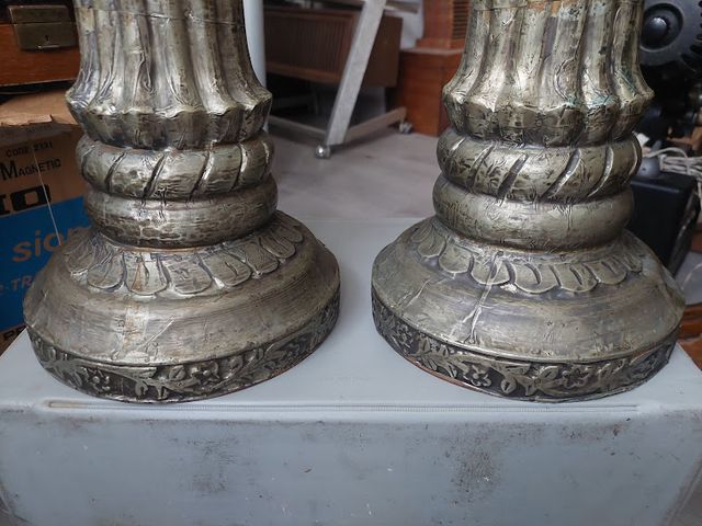 2 Hacheros de madera tallada y estaño repujado