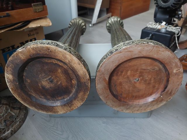 2 Hacheros de madera tallada y estaño repujado