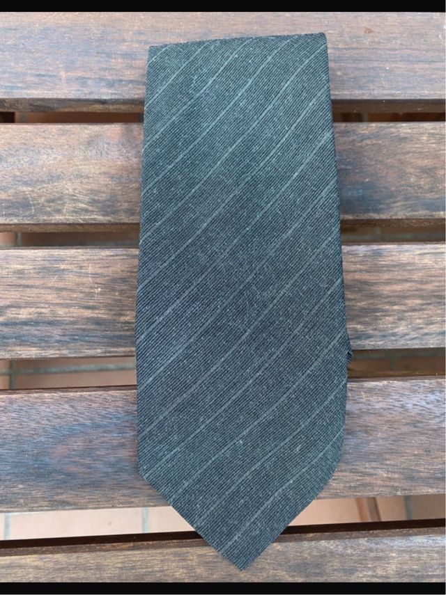 Corbata gris a rayas de El Corte Inglés.