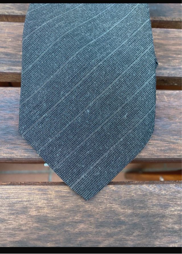 Corbata gris a rayas de El Corte Inglés.
