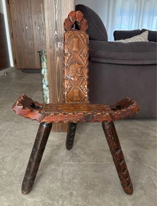 Dos sillas antiguas de madera tallada