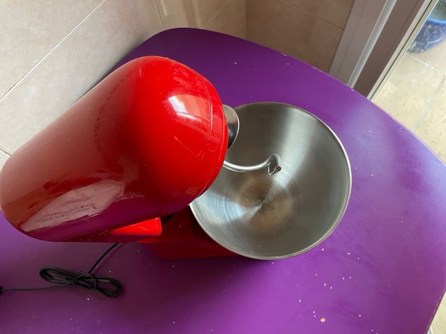 Amasadora roja compacta