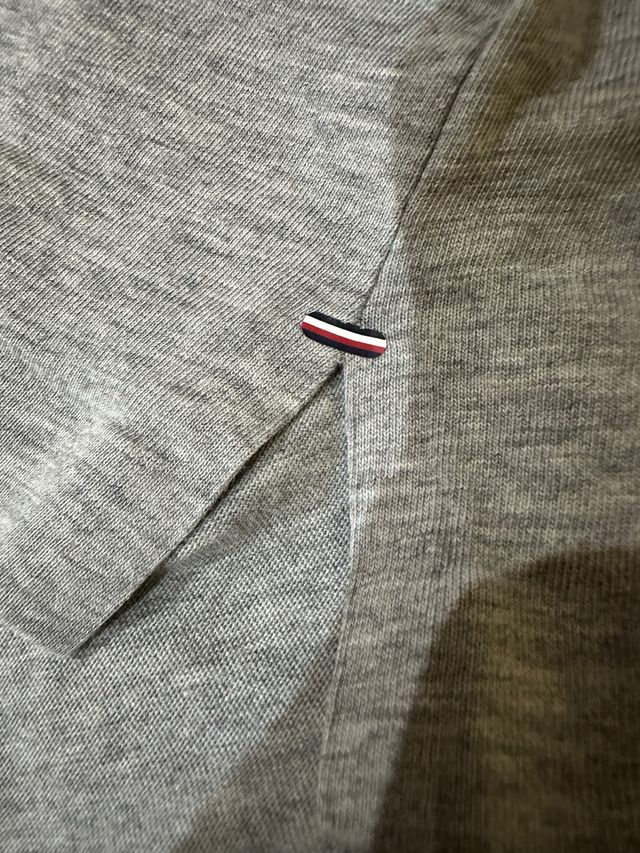 Camiseta Tommy Hilfiger X Mercedes Benz Gris