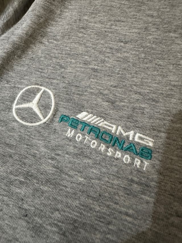 Camiseta Tommy Hilfiger X Mercedes Benz Gris