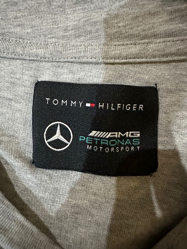 Camiseta Tommy Hilfiger X Mercedes Benz Gris