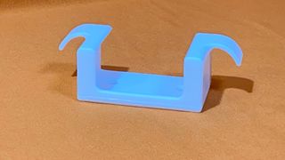 SOPORTE CARGADOR MACBOOK PARED