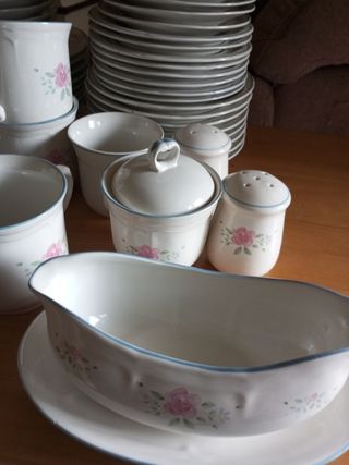 Vajilla de porcelana de 89 piezas.