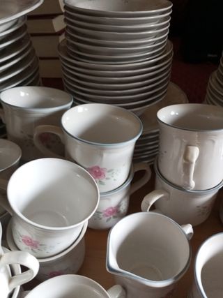 Vajilla de porcelana de 89 piezas.