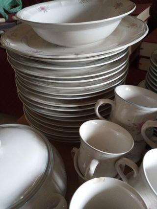 Vajilla de porcelana de 89 piezas.