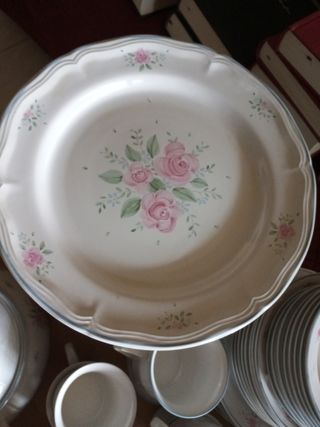 Vajilla de porcelana de 89 piezas.