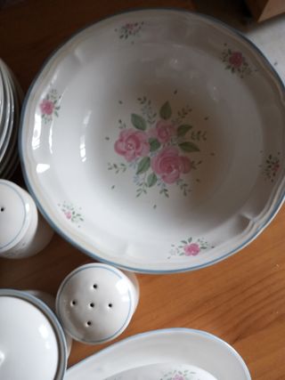 Vajilla de porcelana de 89 piezas.