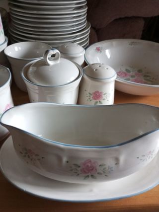 Vajilla de porcelana de 89 piezas.