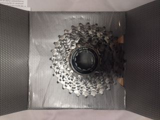 Casete Shimano 11-28, desviador trasero y cadena.