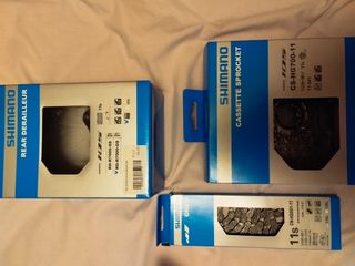 Casete Shimano 11-28, desviador trasero y cadena.