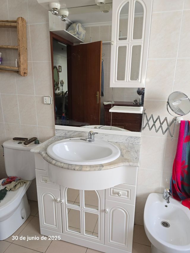 Mueble lavabo blanco usado