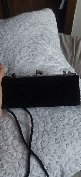 Bolso negro terciopelo eventos tamaño pequeño.