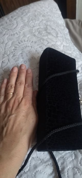 Bolso negro terciopelo eventos tamaño pequeño.