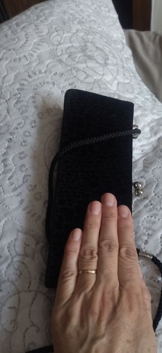 Bolso negro terciopelo eventos tamaño pequeño.