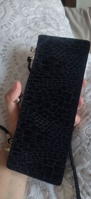 Bolso negro terciopelo eventos tamaño pequeño.