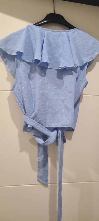 Blusa azul cruzada con volante