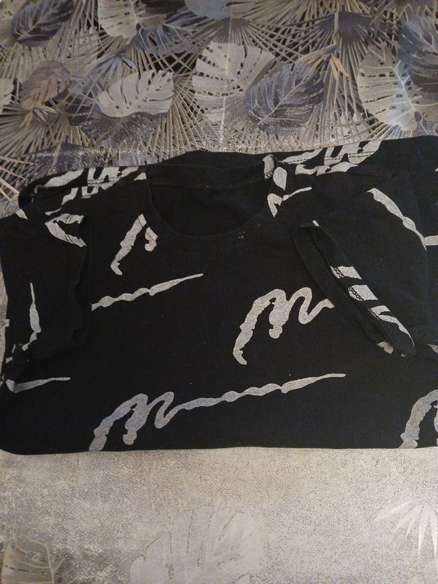 Vendo Camiseta negra estampada niña