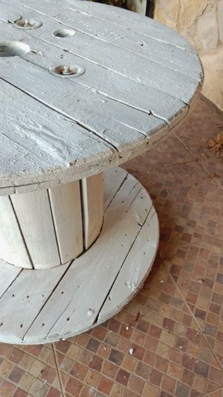 Mesita redonda de madera blanca