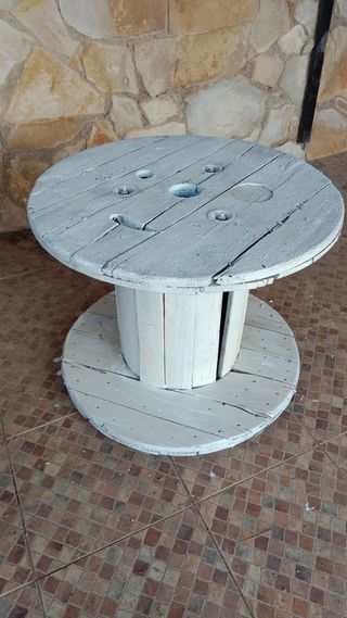 Mesita redonda de madera blanca