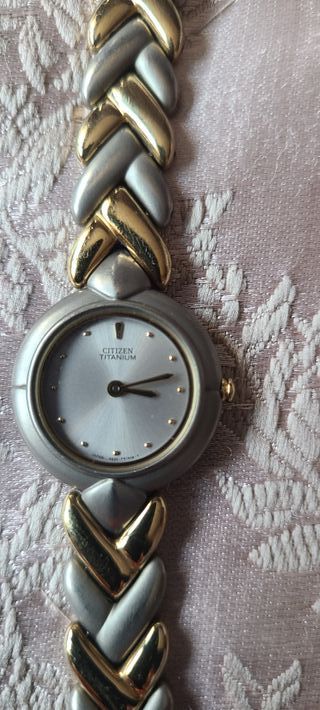 Reloj Citizen Titanio - Dorado y Plateado