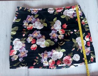 Minifalda floral negra talla S